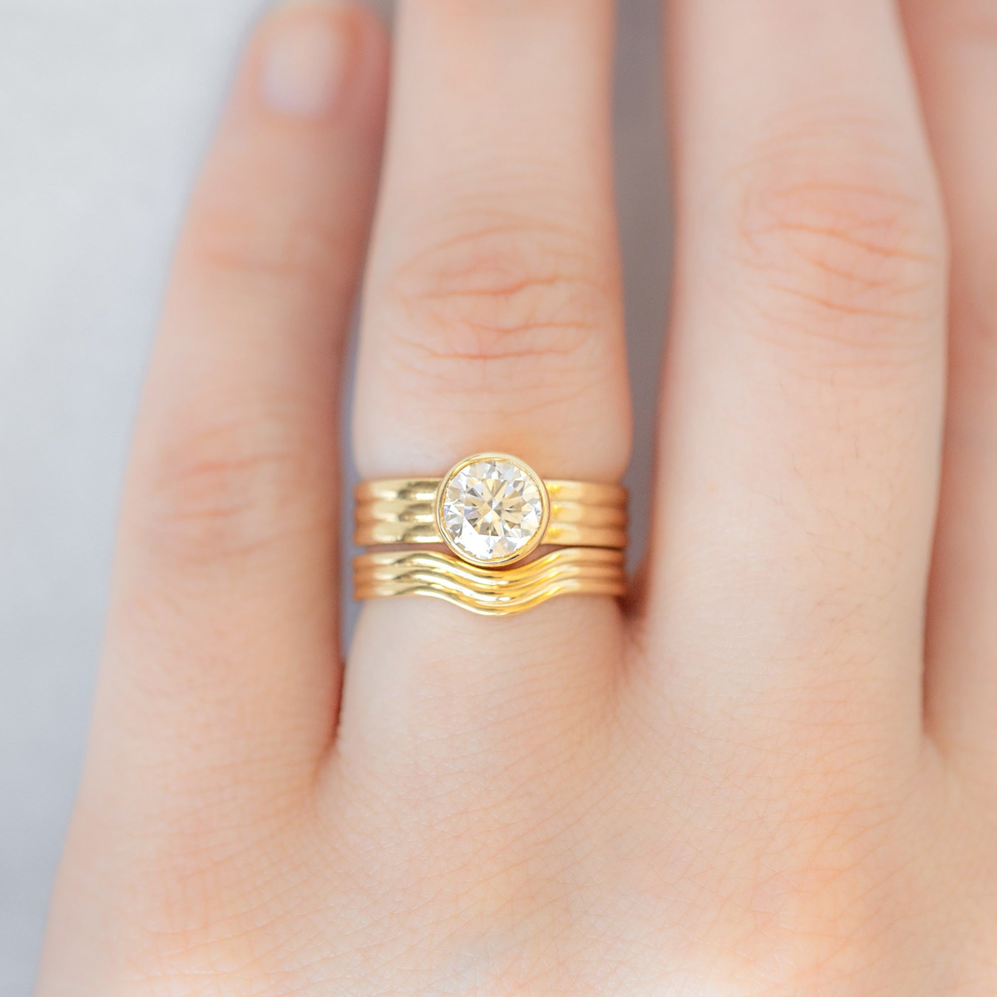 Alexis Russell Wedding Bands The Stratum Arc Stacking Band | Yellow Gold